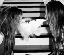 girls-smoke-bw-465884.jpg